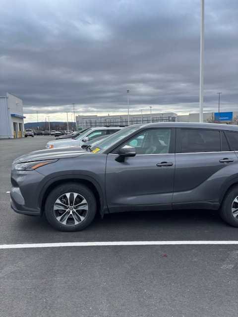 Used 2023 Toyota Highlander XLE image 2