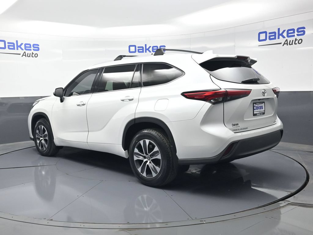 Used 2022 Toyota Highlander XLE AWD/4WD image 5