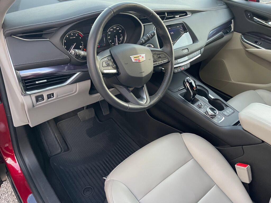 Used 2023 Cadillac XT4 Luxury w/ Cold Weather Package FWD image 5