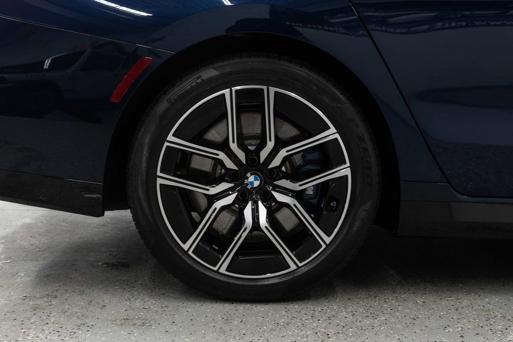 Used 2025 BMW 760i xDrive image 40