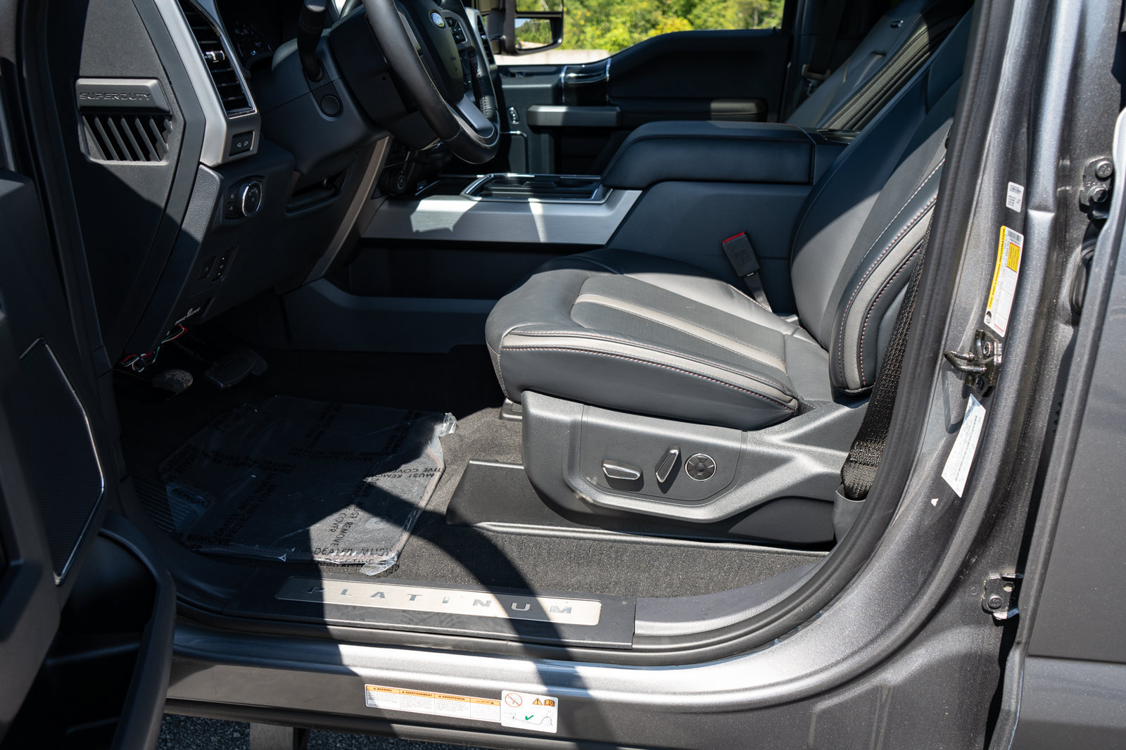Used 2022 Ford F450 Platinum w/ FX4 Off-Road Package AWD/4WD image 38