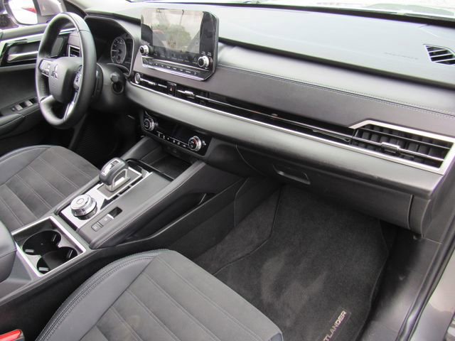 Used 2023 Mitsubishi Outlander SE image 13