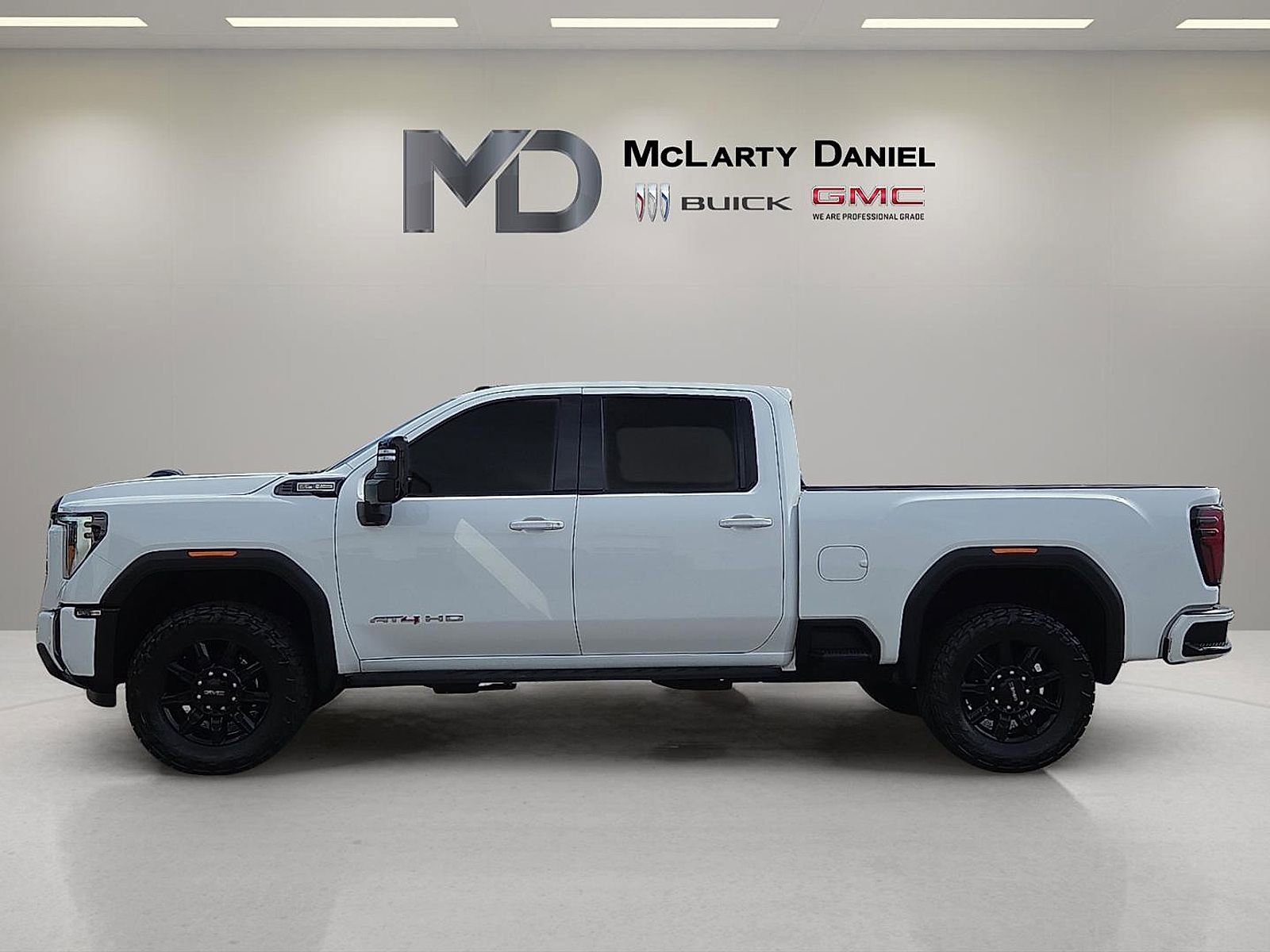Used 2025 GMC Sierra 2500 AT4 w/ AT4 Premium Plus Package AWD/4WD image 3