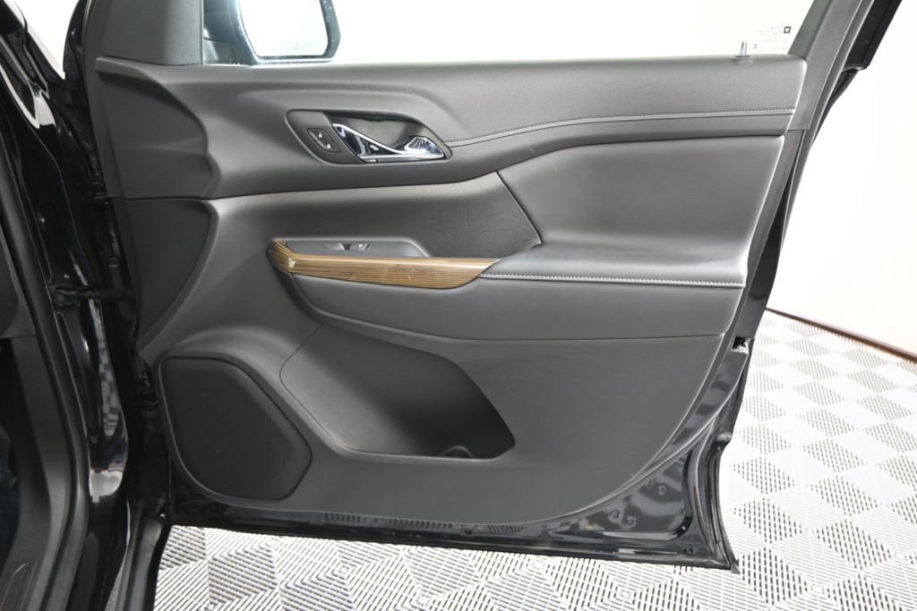 Used 2023 GMC Acadia SLE w/ Driver Convenience Package image 12