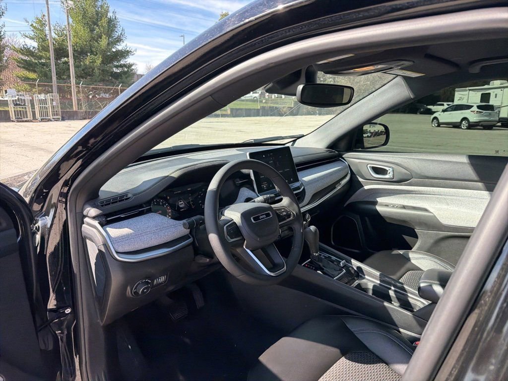 Used 2024 Jeep Compass Latitude image 16