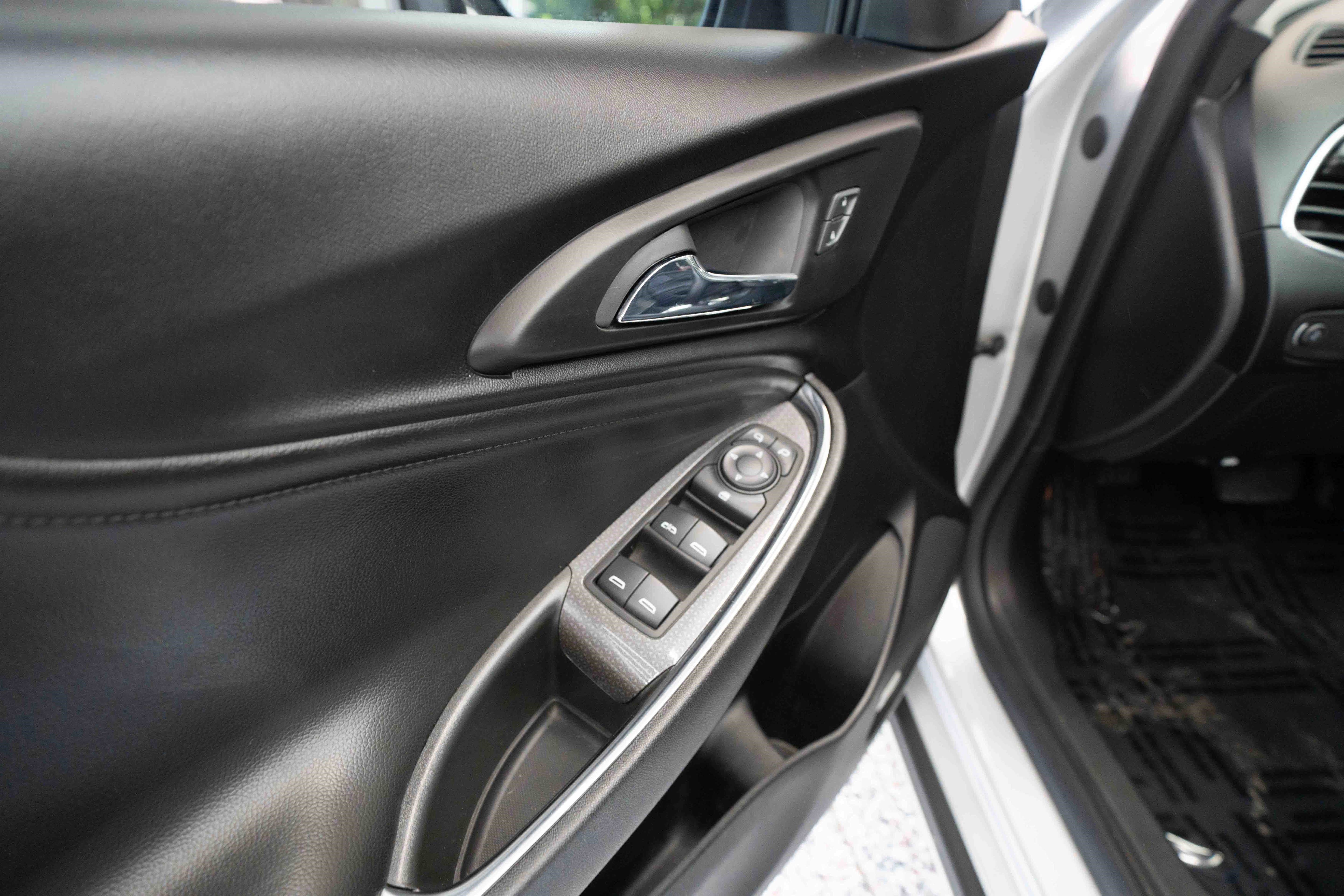 Used 2018 Chevrolet Malibu LT w/ Leather Package FWD image 7