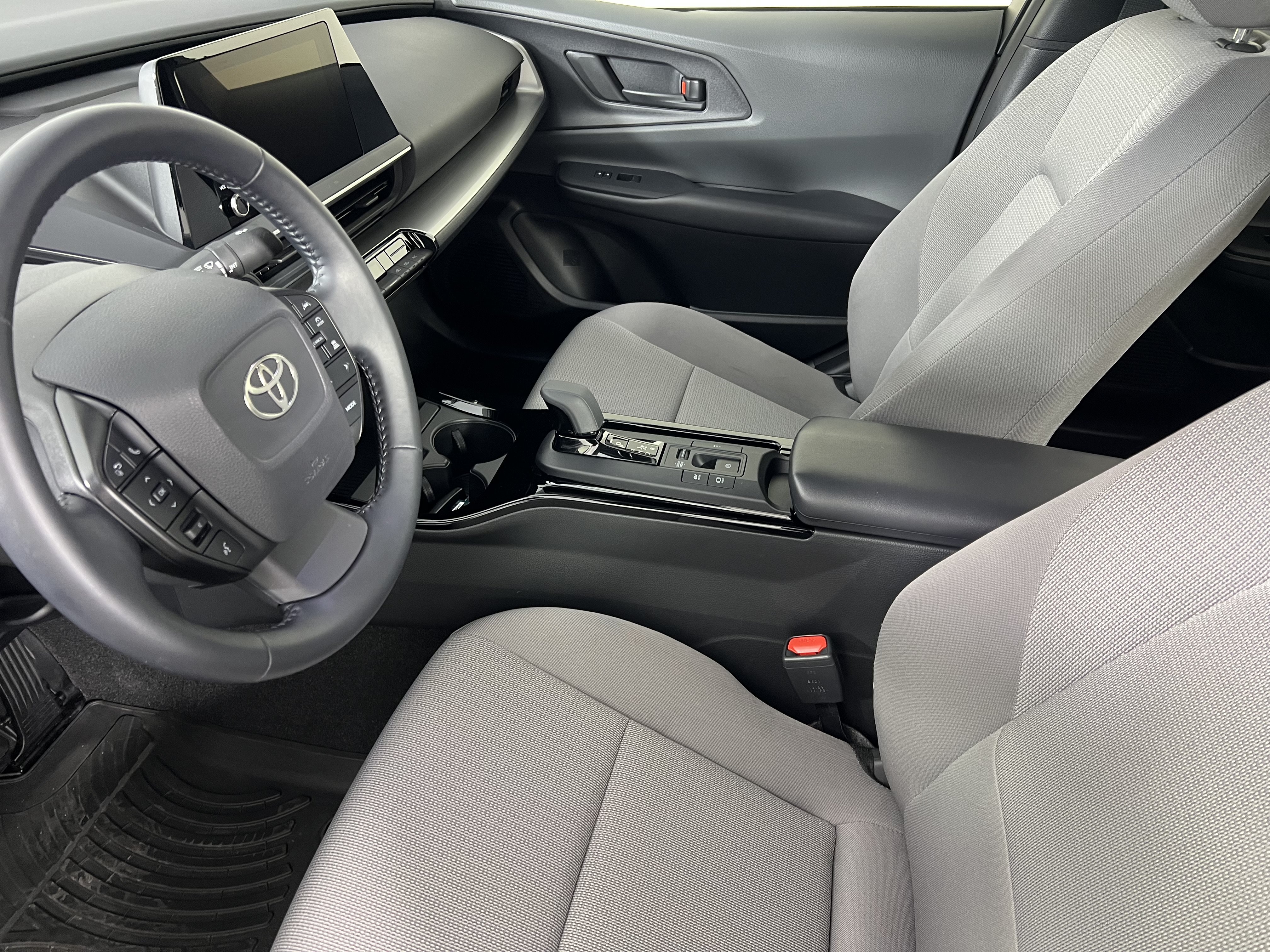 Used 2025 Toyota Prius LE AWD/4WD image 4
