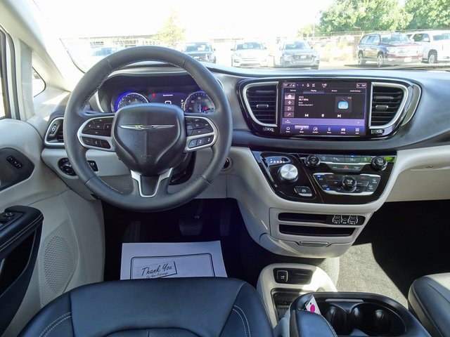 Used 2024 Chrysler Pacifica Touring-L image 21