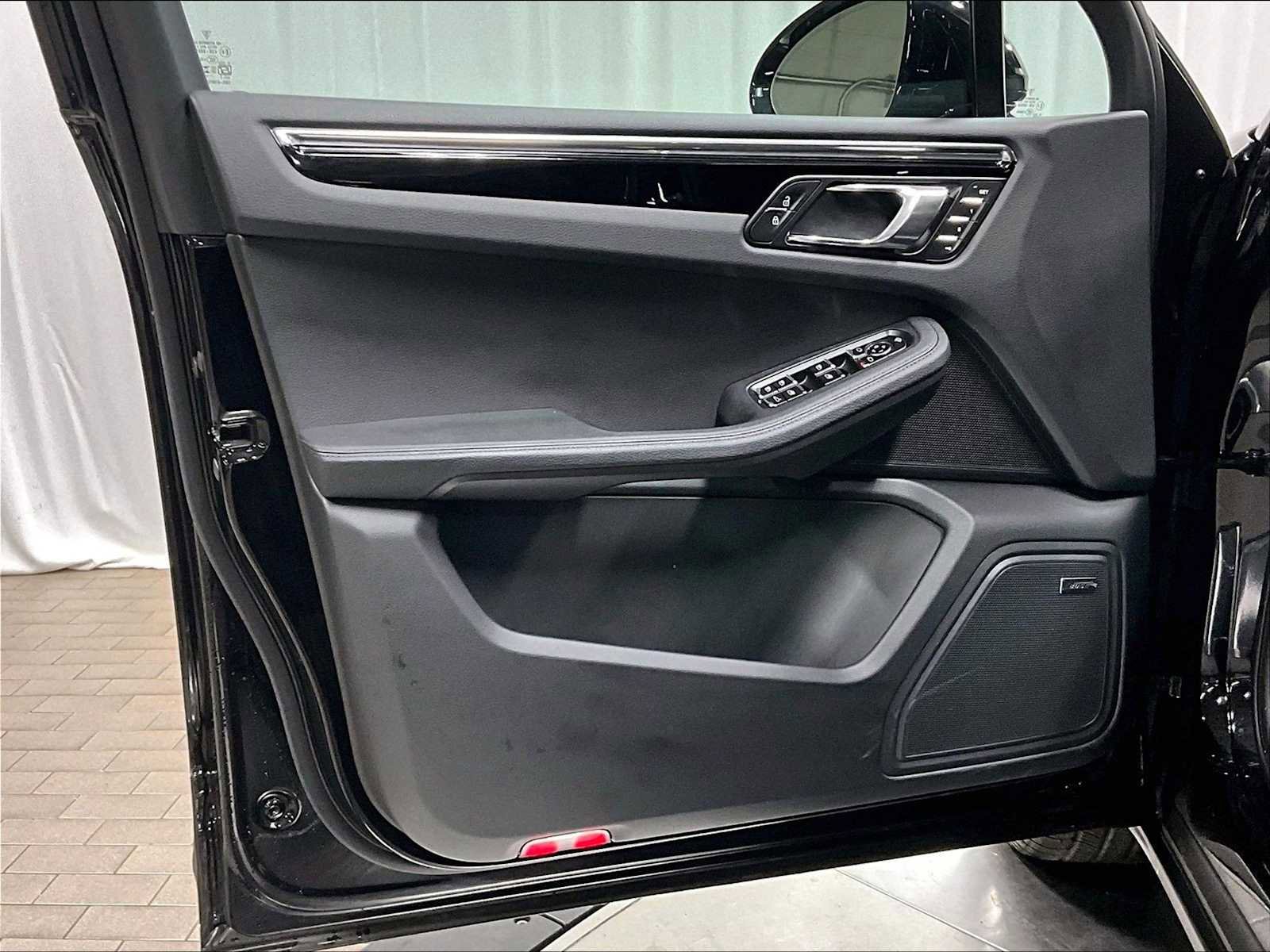 Used 2025 Porsche Macan image 25