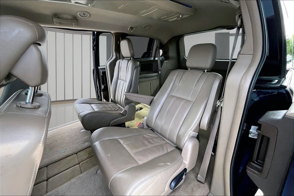 Used 2014 Chrysler Town & Country Touring FWD image 21