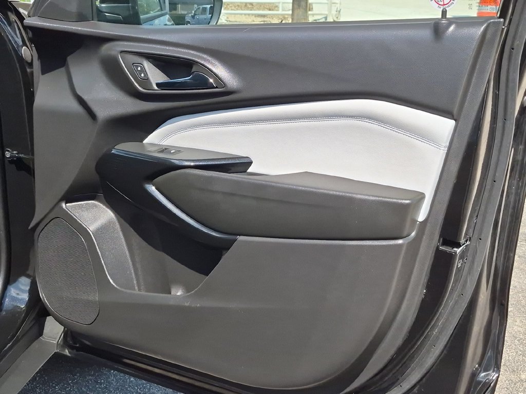 Used 2025 Chevrolet Trax LT w/ LT Convenience Package FWD image 33