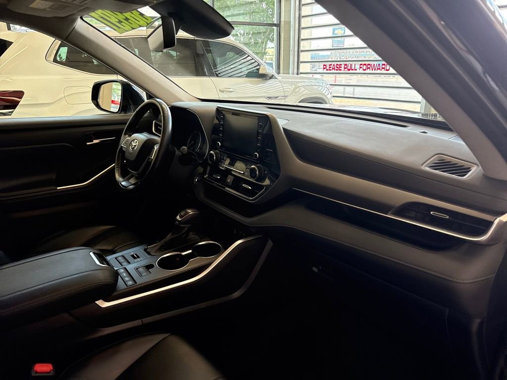 Used 2022 Toyota Highlander XLE image 10