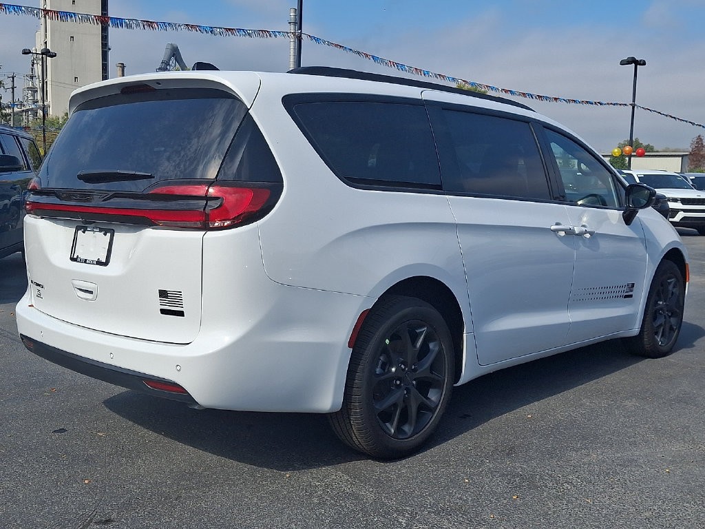 New 2027 Chrysler Pacifica Select AWD/4WD image 4