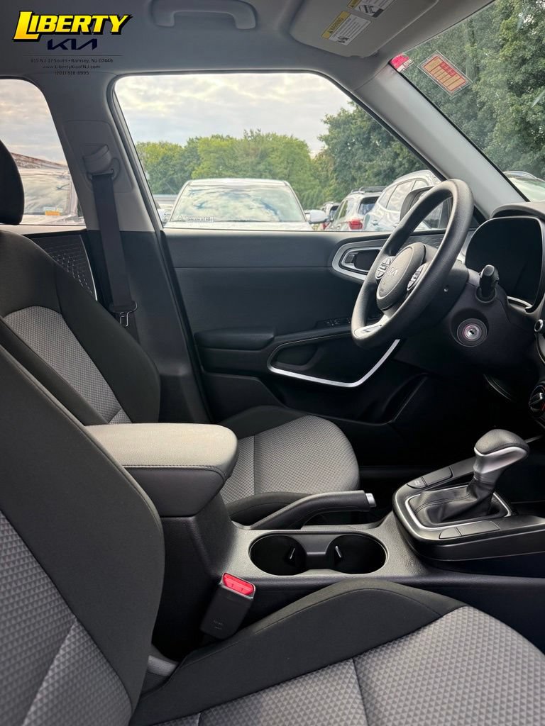 Used 2023 Kia Soul LX FWD image 9