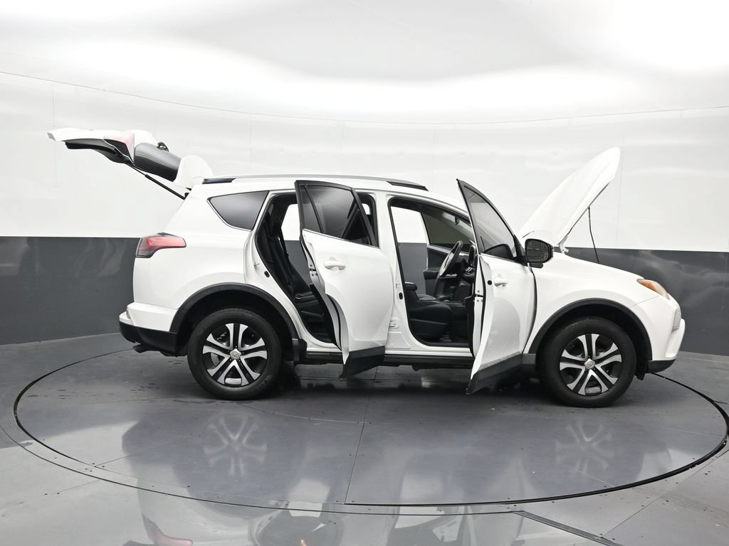 Used 2018 Toyota RAV4 LE FWD image 32