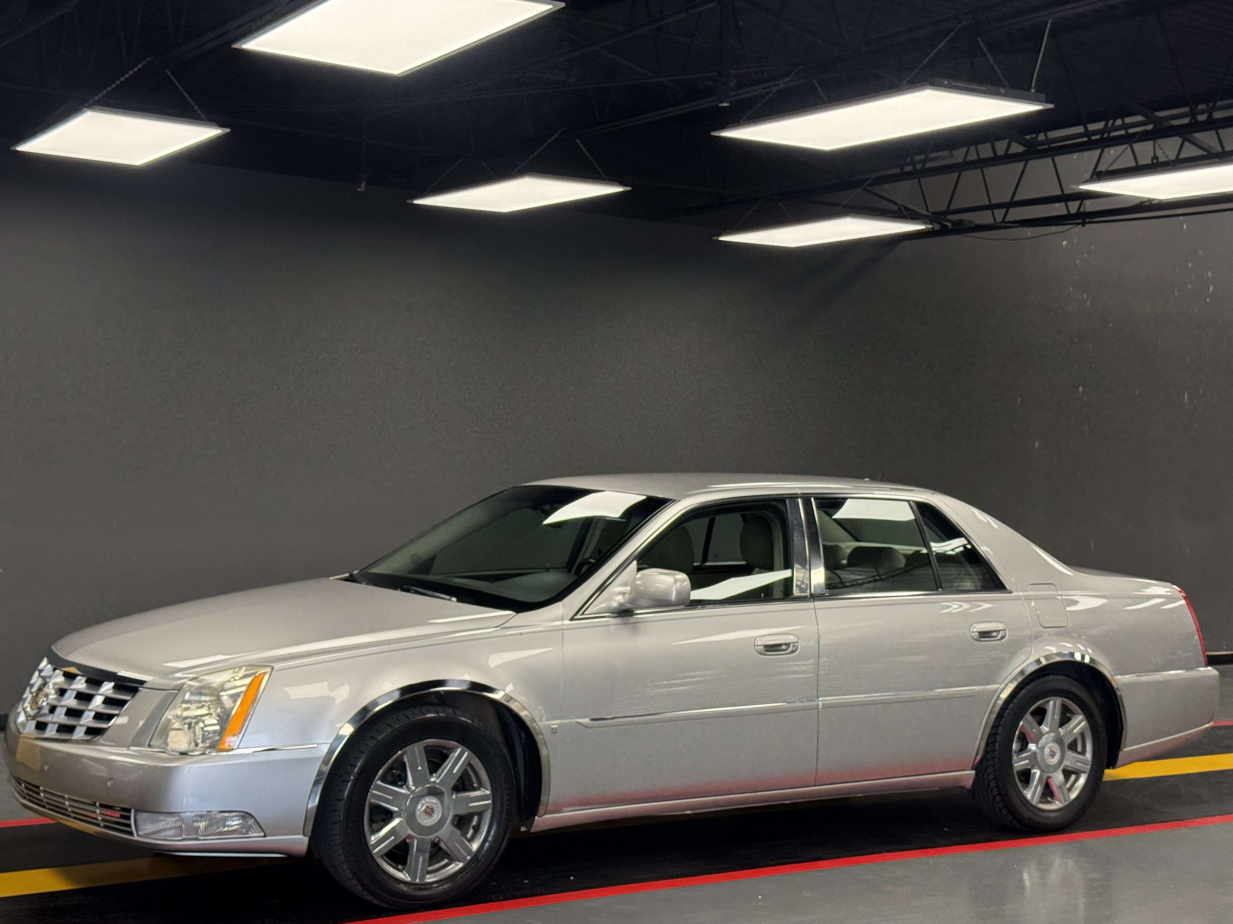 Used 2007 Cadillac DTS Luxury I w/ Trunk Convenience Package FWD image 1