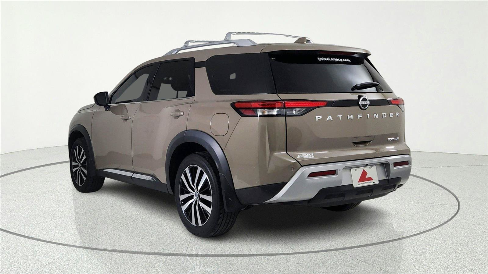 Used 2023 Nissan Pathfinder Platinum w/ Cargo Package FWD image 4