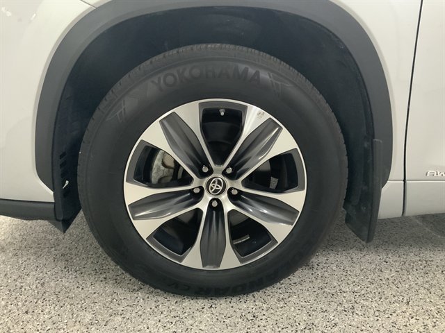 Used 2023 Toyota Highlander XLE AWD/4WD image 10