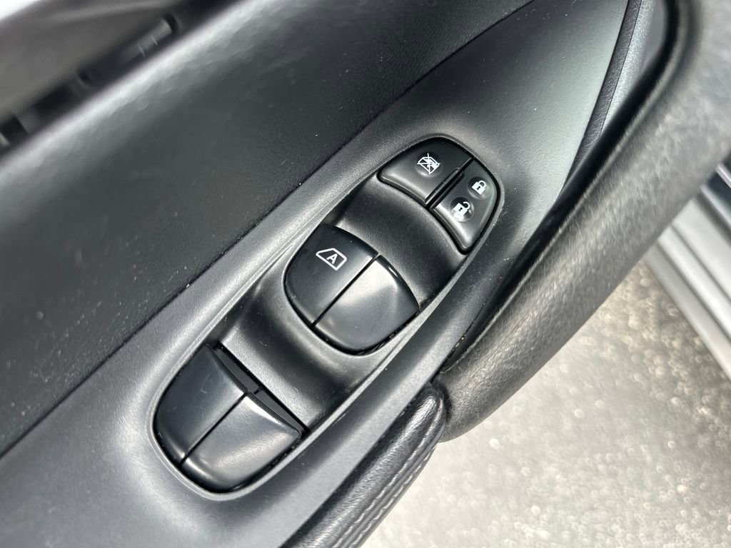 Used 2019 Nissan Rogue SV image 18