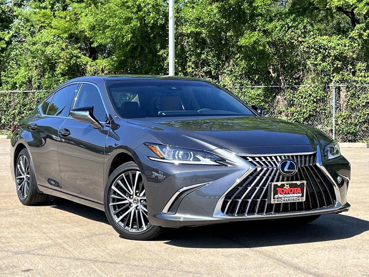 Used 2023 Lexus ES 350 w/ Premium Package FWD image 2