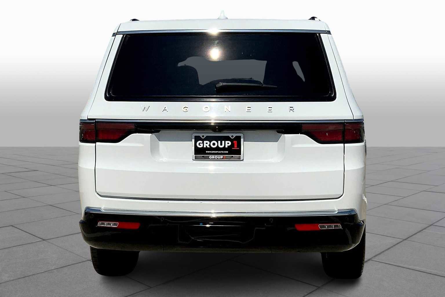 Used 2023 Jeep Wagoneer L Series III w/ Preferred Equipment Group image 4