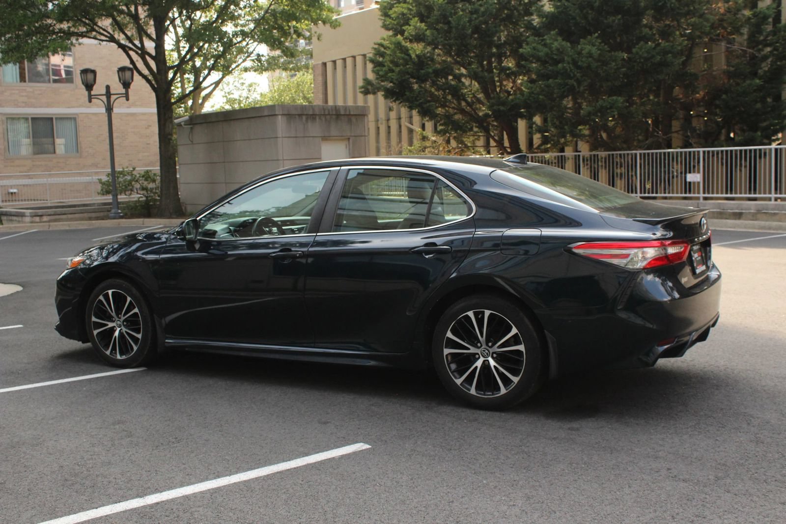 Used 2019 Toyota Camry SE FWD image 9