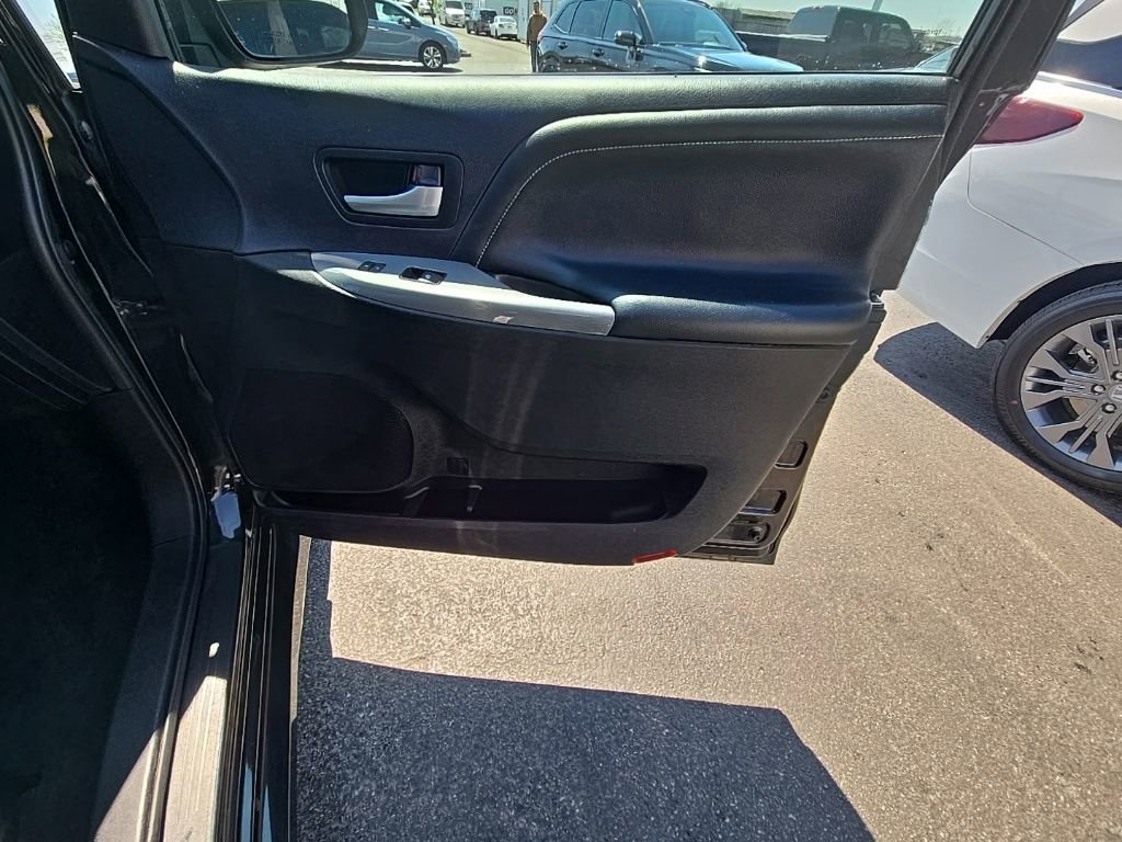 Used 2016 Toyota Sienna SE image 29