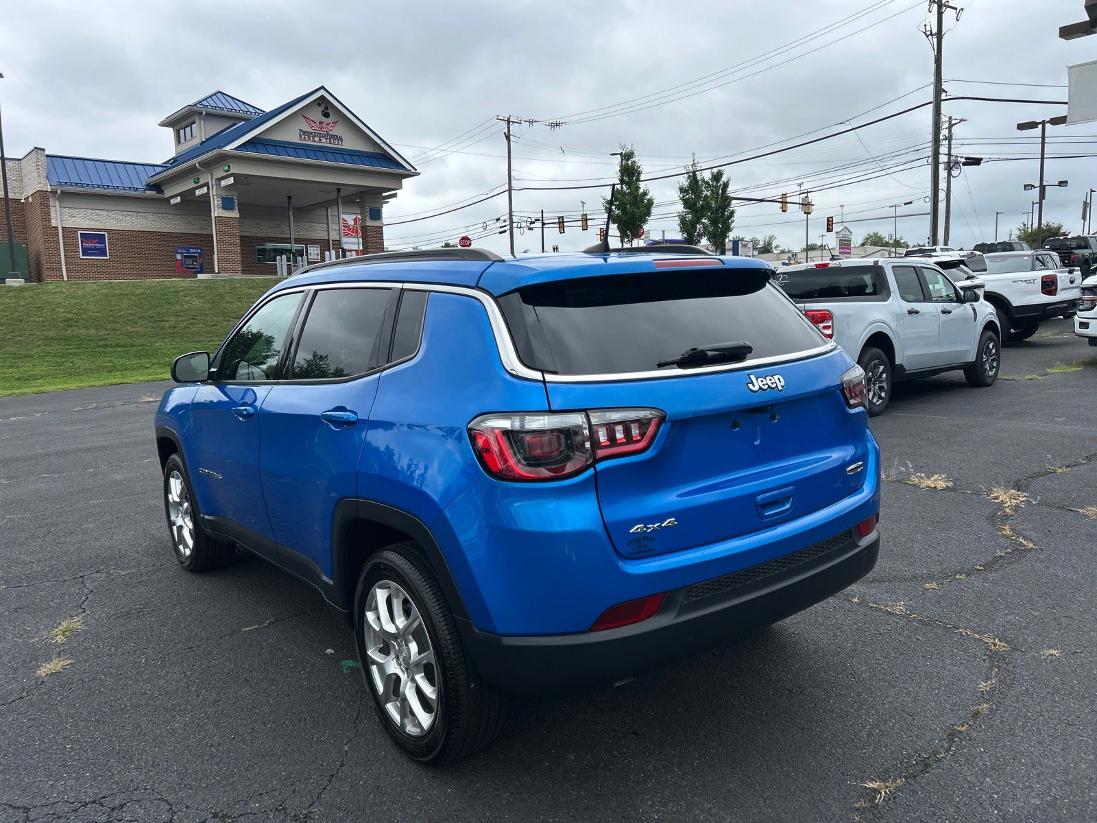 Used 2023 Jeep Compass Latitude w/ Sun and Sound Group AWD/4WD image 11
