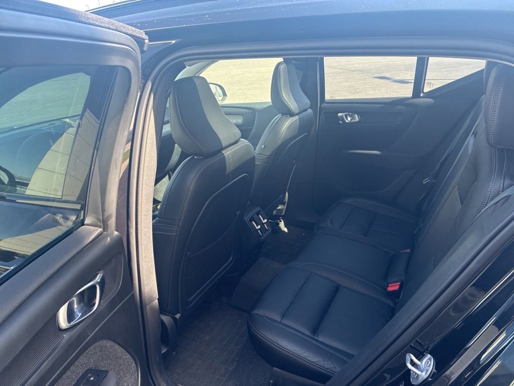 Used 2024 Volvo XC40 B5 Core image 5