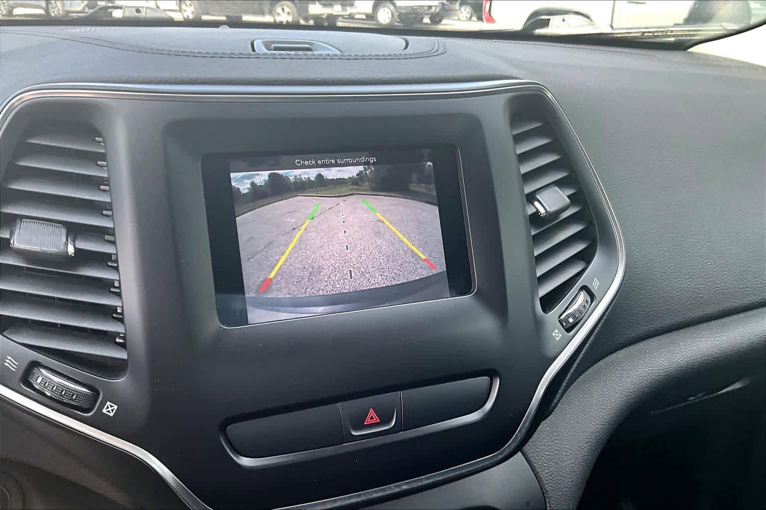 Used 2019 Jeep Cherokee Latitude Plus w/ Comfort/Convenience Group FWD image 26
