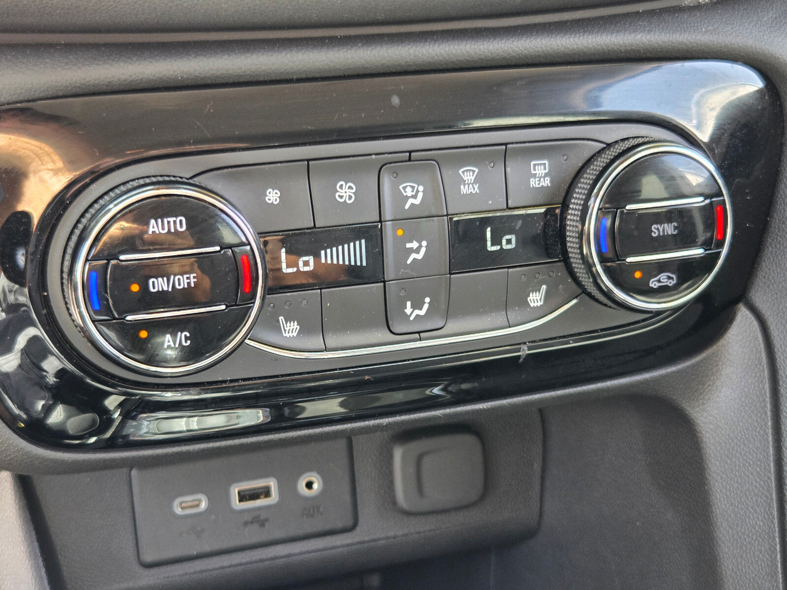 Used 2023 Buick Encore GX Select AWD/4WD image 26