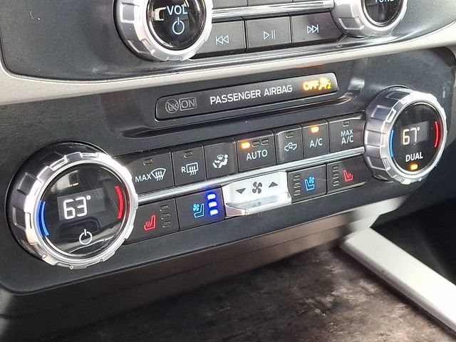 Used 2022 Ford F250 Lariat w/ Black Appearance Package AWD/4WD image 18