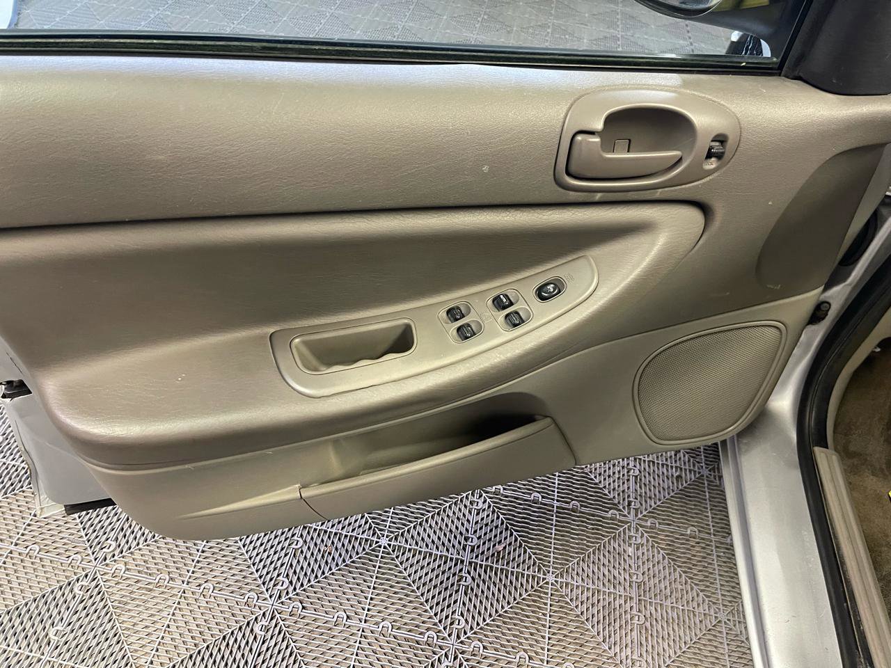 Used 2004 Dodge Stratus SE image 24