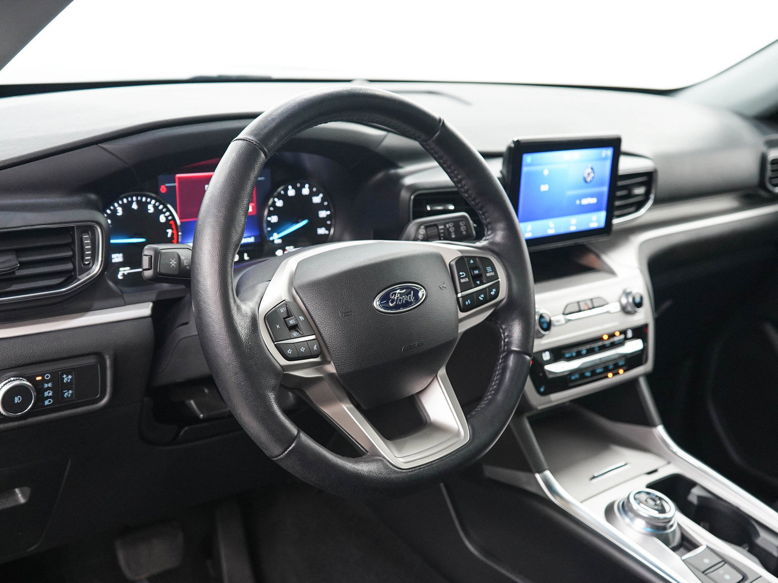 Used 2021 Ford Explorer XLT w/ Equipment Group 202A AWD/4WD image 22