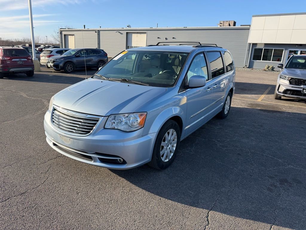 Used 2016 Chrysler Town & Country Touring w/ Driver Convenience Group image 2