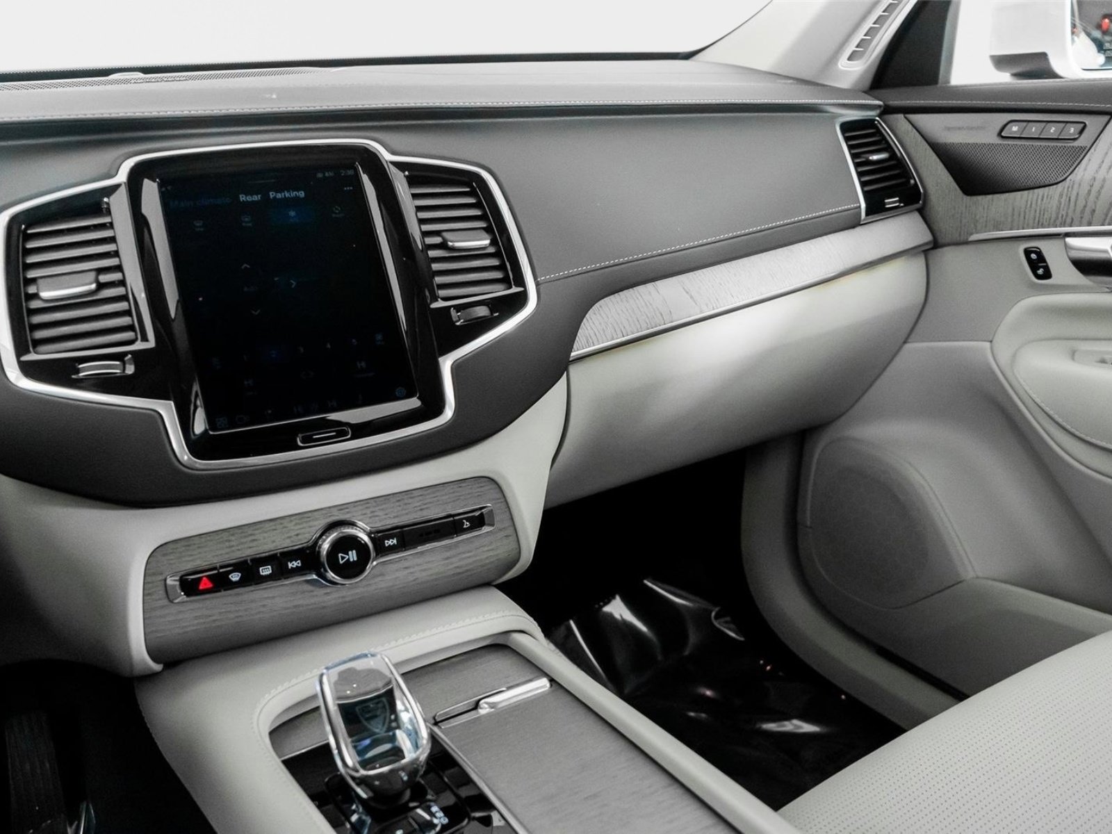 Used 2025 Volvo XC90 B6 Ultra w/ Protection Package Premier image 37