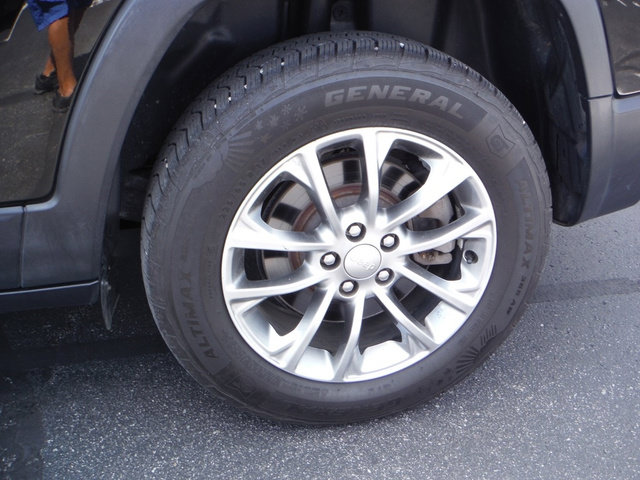 Used 2019 Jeep Cherokee Latitude Plus w/ Cold Weather Group AWD/4WD image 4
