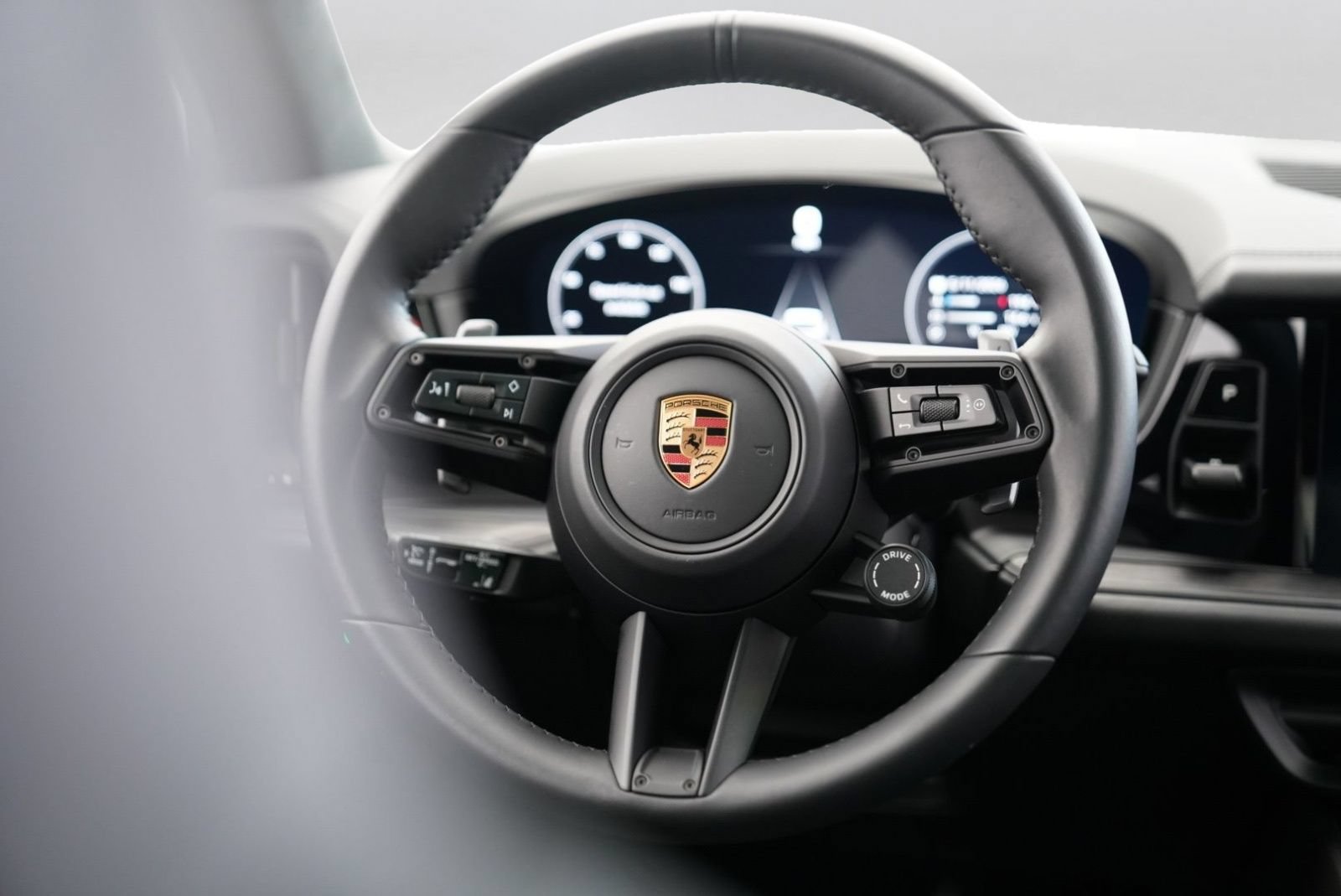 Used 2025 Porsche Cayenne GTS AWD/4WD image 36