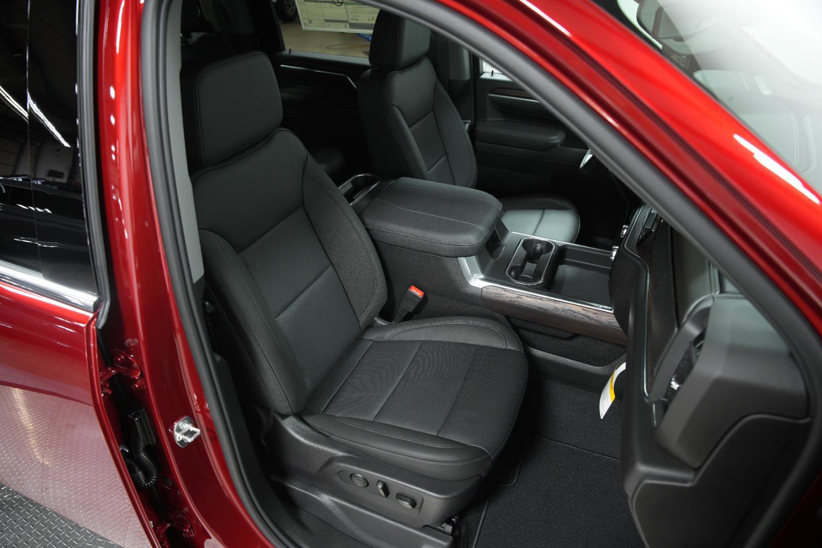 New 2026 GMC Sierra 2500 SLT w/ SLT Convenience Package image 17