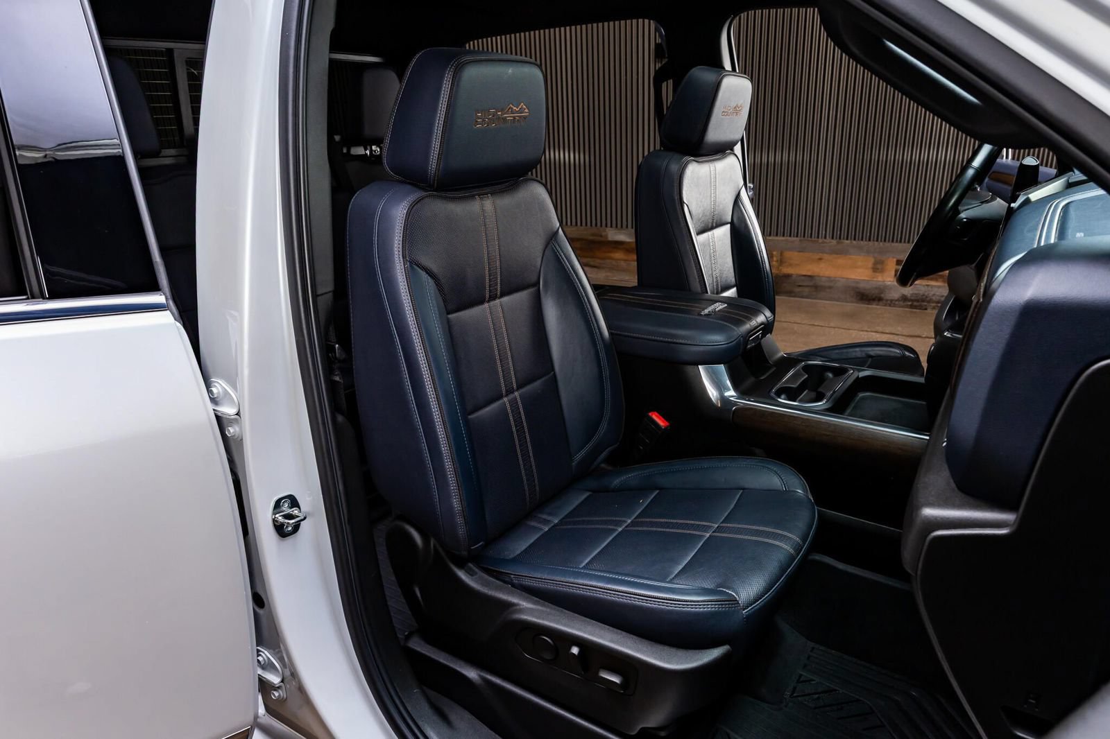 Used 2024 Chevrolet Silverado 2500 High Country w/ High Country Premium Package AWD/4WD image 32