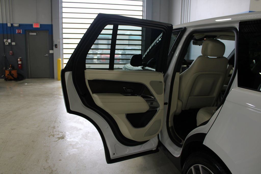 Used 2024 Land Rover Range Rover SE image 11
