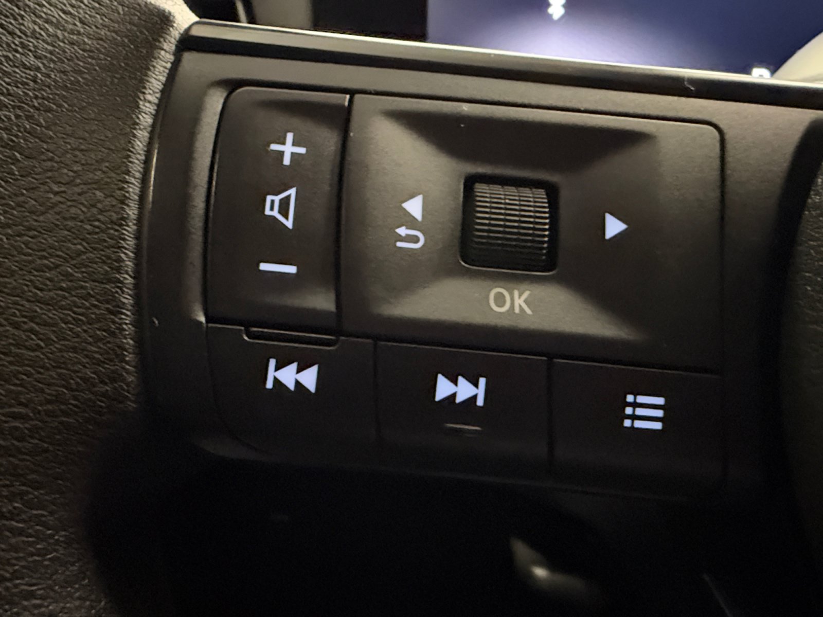 Used 2025 Nissan Kicks SV FWD image 17