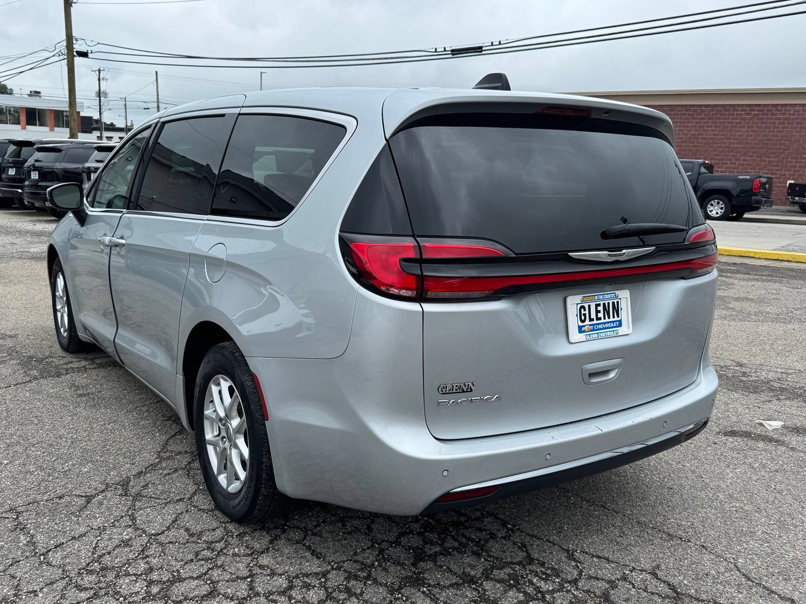 Used 2023 Chrysler Pacifica Touring-L FWD image 4