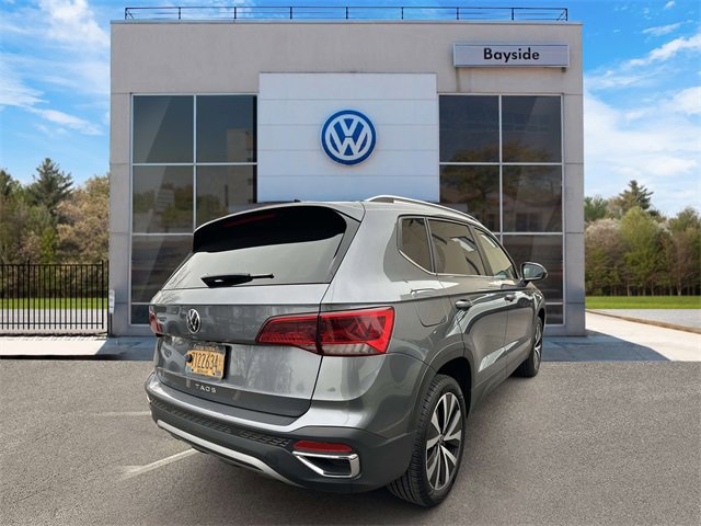 Certified 2022 Volkswagen Taos SE w/ Panoramic Sunroof Package image 4