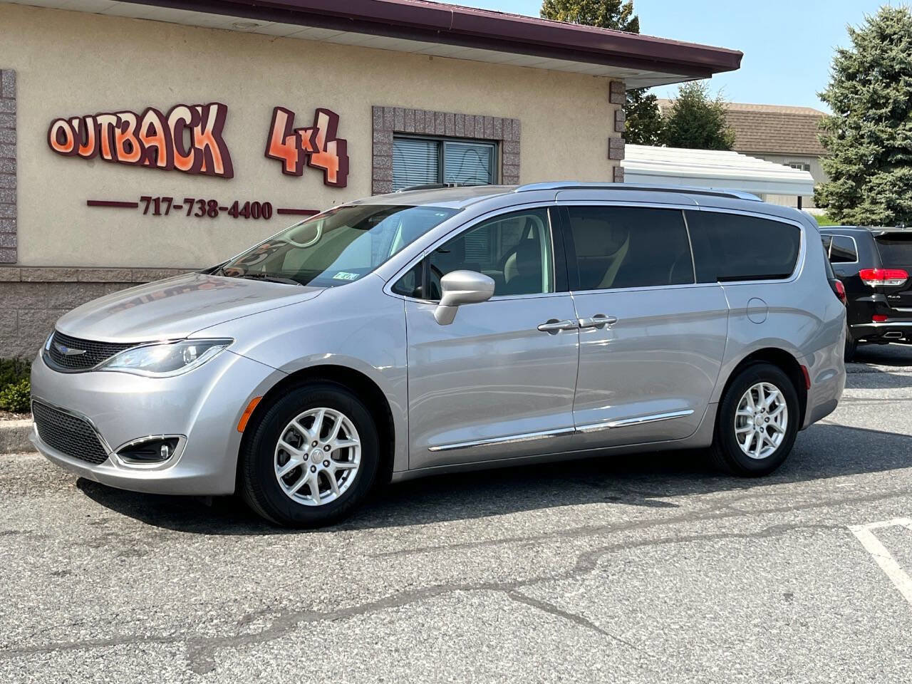 Used 2020 Chrysler Pacifica Touring-L image 4