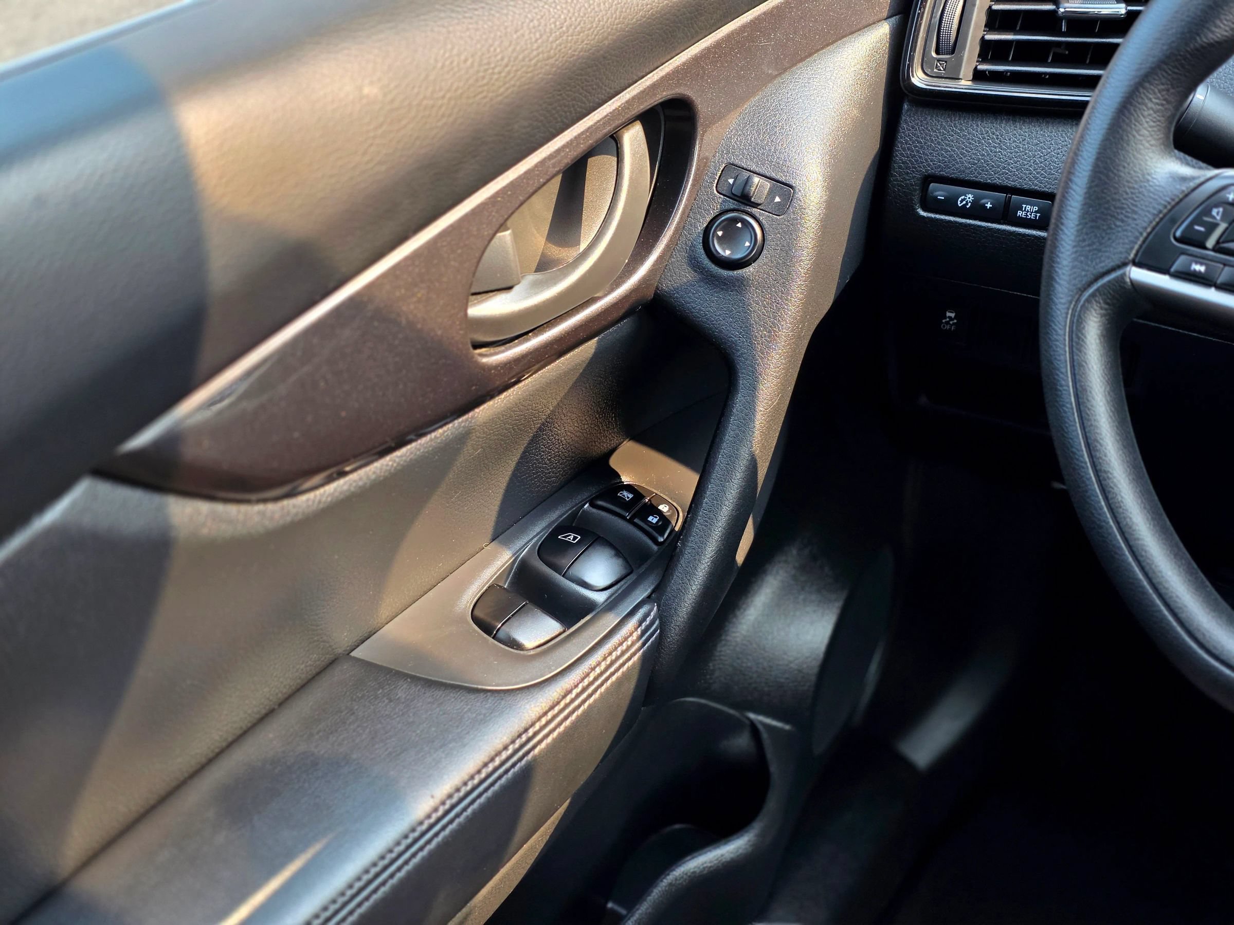 Used 2020 Nissan Rogue SV FWD image 17