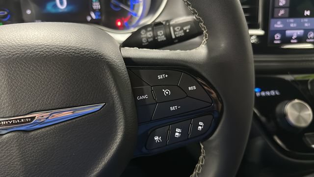 Used 2024 Chrysler Pacifica Limited FWD image 12