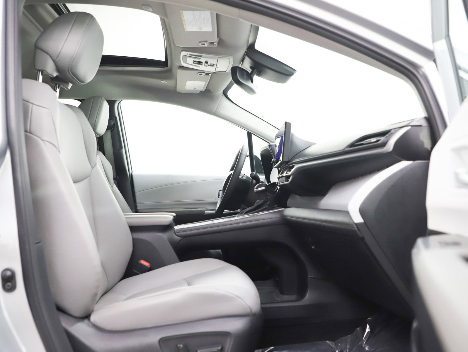 Used 2025 Toyota Sienna XLE image 11