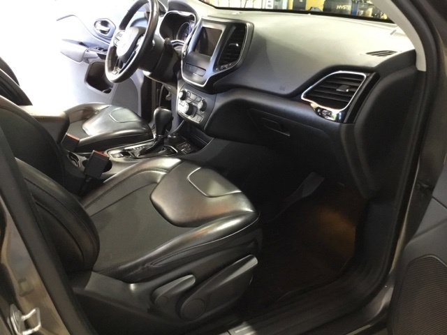 Used 2019 Jeep Cherokee Latitude Plus AWD/4WD image 47