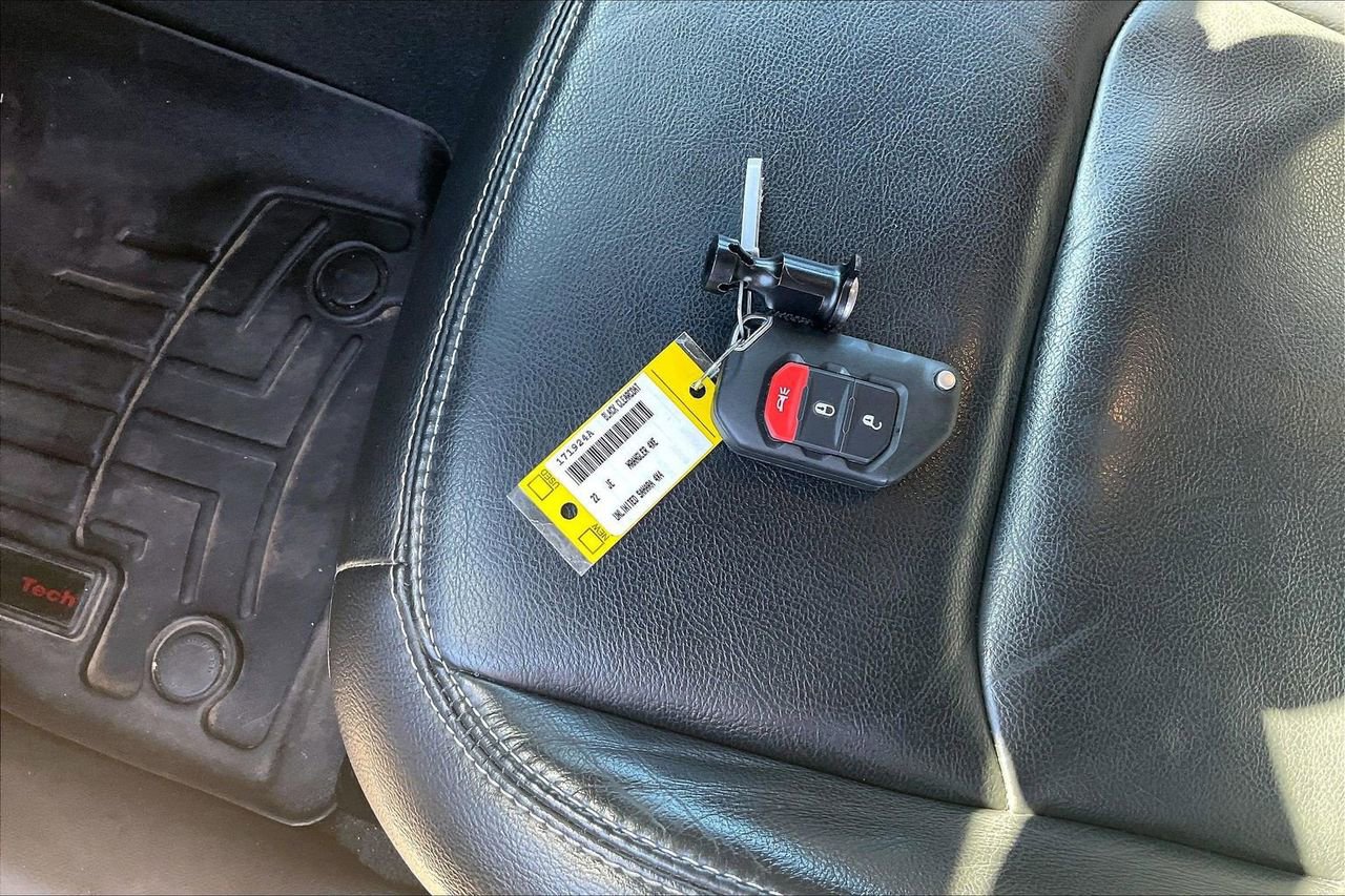 Used 2022 Jeep Wrangler Unlimited Sahara image 32